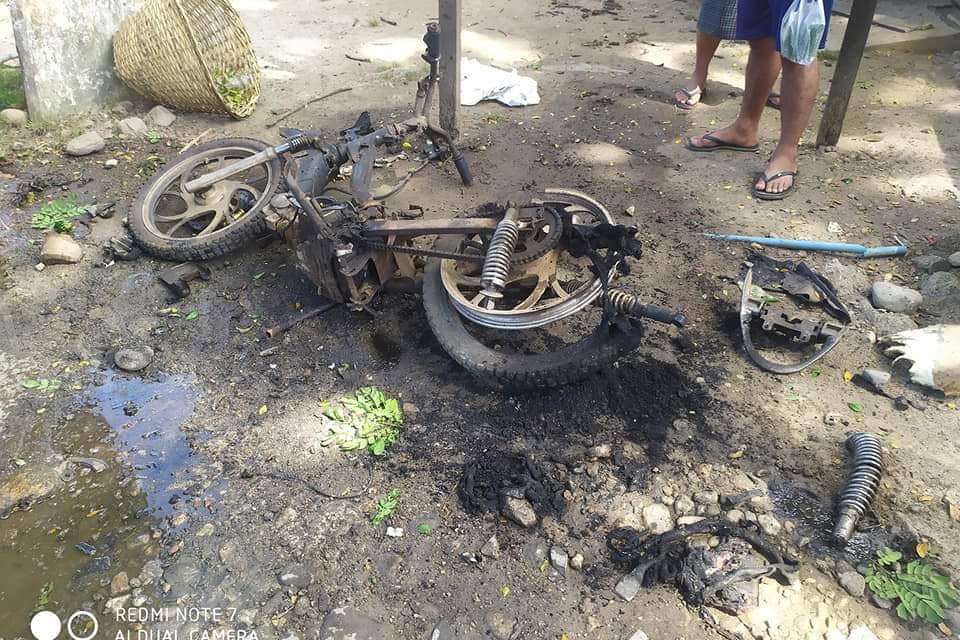 IrrawaddyNews's tweet photo. A mine exploded Monday afternoon near a junta checkpoint in Momauk, #Kachin State. A motorbike and a tricycle were damaged, with the tricycle driver reportedly injured in the blast. (Photo: CJ)
#WhatsHappeningInMyanmar https://t.co/iEc6i0Oj9X