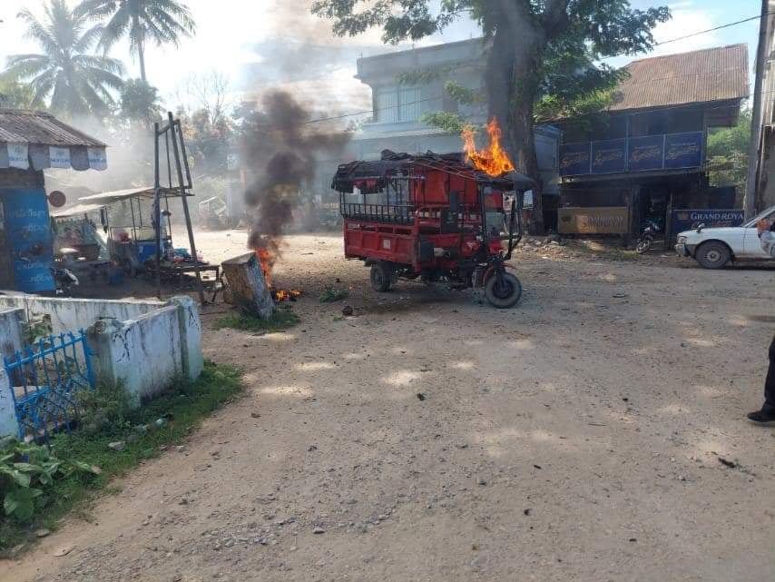 IrrawaddyNews's tweet photo. A mine exploded Monday afternoon near a junta checkpoint in Momauk, #Kachin State. A motorbike and a tricycle were damaged, with the tricycle driver reportedly injured in the blast. (Photo: CJ)
#WhatsHappeningInMyanmar https://t.co/iEc6i0Oj9X