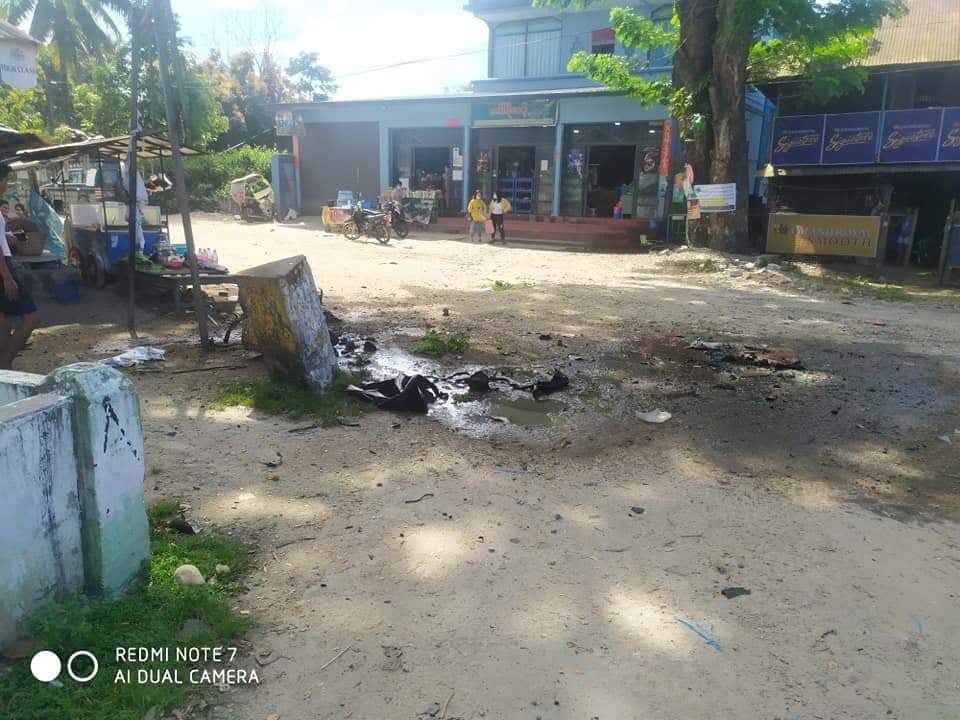 IrrawaddyNews's tweet photo. A mine exploded Monday afternoon near a junta checkpoint in Momauk, #Kachin State. A motorbike and a tricycle were damaged, with the tricycle driver reportedly injured in the blast. (Photo: CJ)
#WhatsHappeningInMyanmar https://t.co/iEc6i0Oj9X