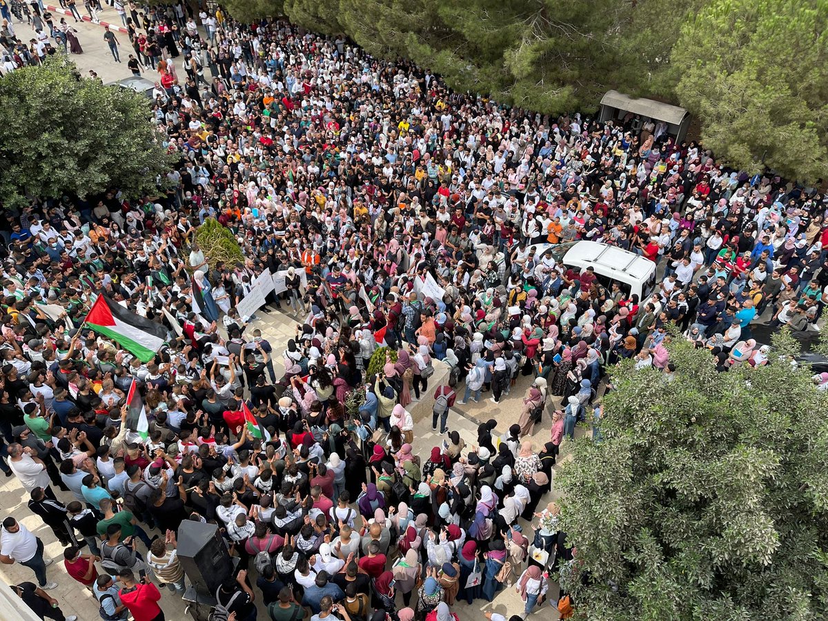 qudsn's tweet photo. مراسل شبكة قدس: "وقفة حاشدة في جامعة بيرزيت، تنديدًا بعدوان الاحتلال واستشـــهاد 5 شبان خلال اشتباك مسلح في جنين وشمال القدس المحتلة أمس". https://t.co/vSQd02QvlX