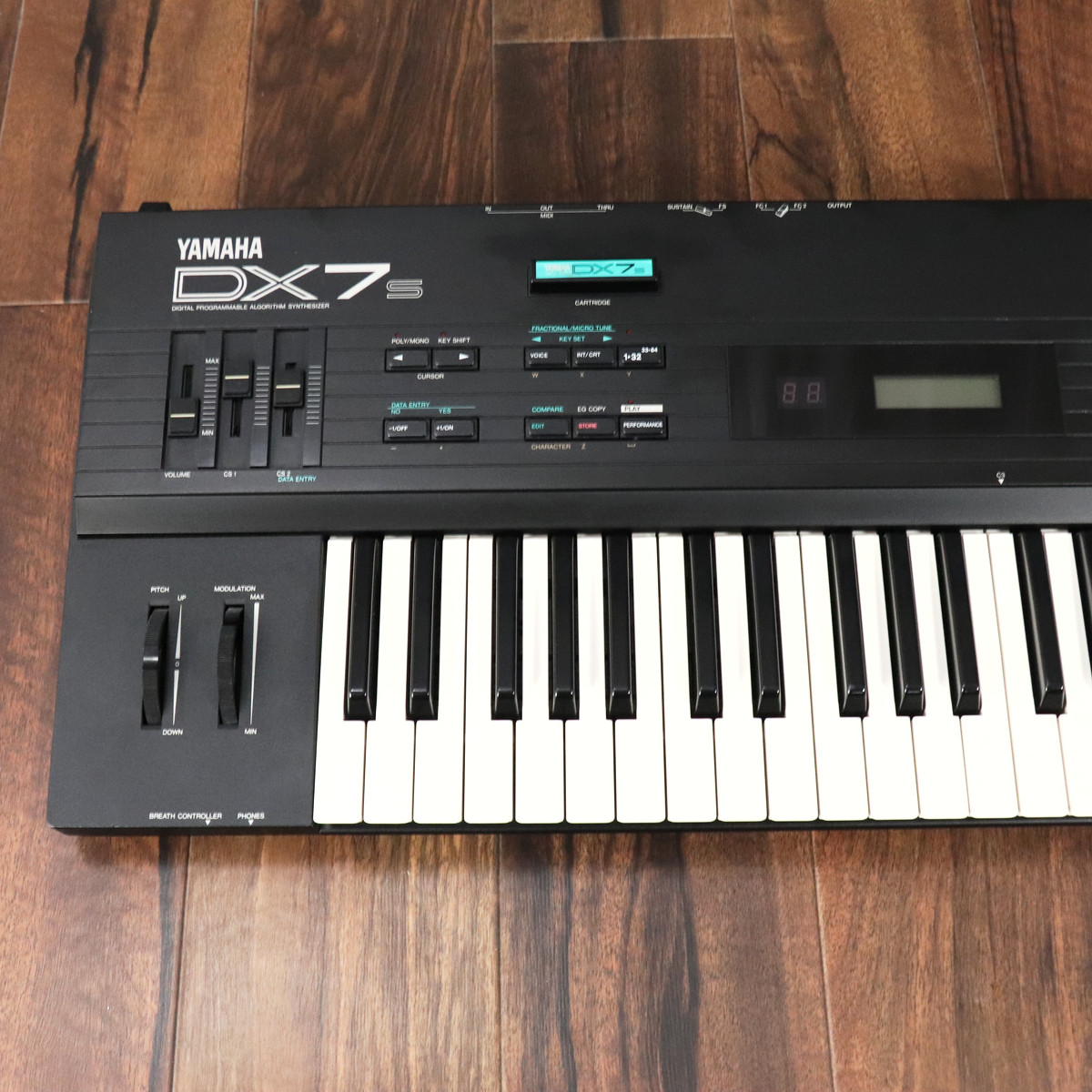 1484umeda's tweet photo. 【イシバシ梅田🚚中古新入荷！】
YAMAHA DX7Sが入荷しました！！
FM音源の名器DX7を受け継いだシンセサイザー。
ブラス系の音色がたまらないんです！！
内蔵バッテリーも交換済みでまだまだイケますよ！
#yamaha #dx7s
https://t.co/HszonHcmSE https://t.co/xRrQG7ROAW