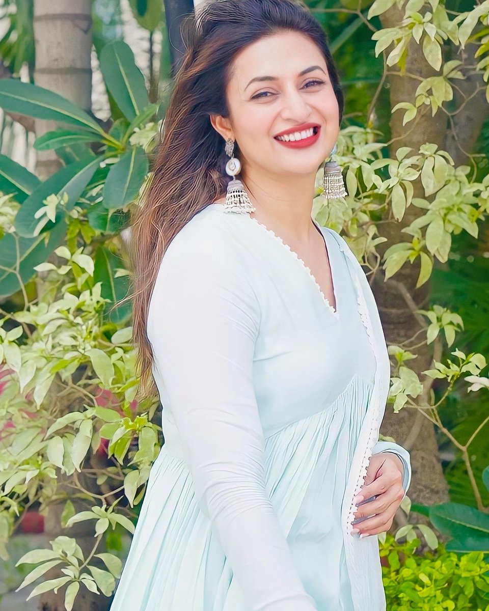 Ayeshasinghxqu1's tweet photo. A hearted ❤️ congratulations to my favourite a Dhakad girl @Divyanka_T di for winning millions hearts ❤️🥰
In #KK11 no doubts you are the Winner 🏆 for us 🥰 so many many congratulations 🥳 di ❤️ it doesn't matter who taken the trophy.
We all enjoyed your journey of #KK11 https://t.co/dfIs4d6UJ0