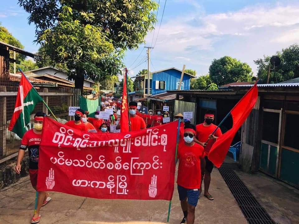 People in #Hpakant Tsp maintained their anti-coup protest despite the #InternetShutDown, rather than silence their pro-democracy voices. #FreezePaymentsToJunta #Sep27Coup   #WhatsHappeningInMyanmar