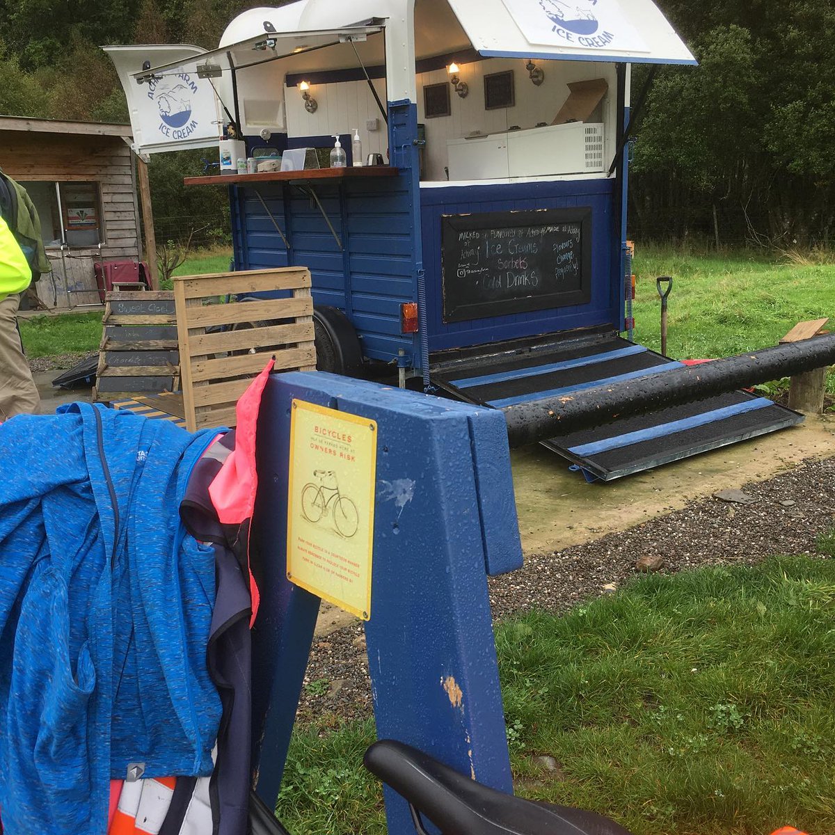 Trustinthepark's tweet photo. A great meander with a super bunch of people to @Achrayfarm #Trossachs for convo on sustainable energy (&amp; to also sample their amazing ice cream - blaeberry the flavour of choice) as part of @CallanderFringe    #climatefringeweek #activetravel #sustainabletravel @lomondtrossachs https://t.co/8vz5yfBc04