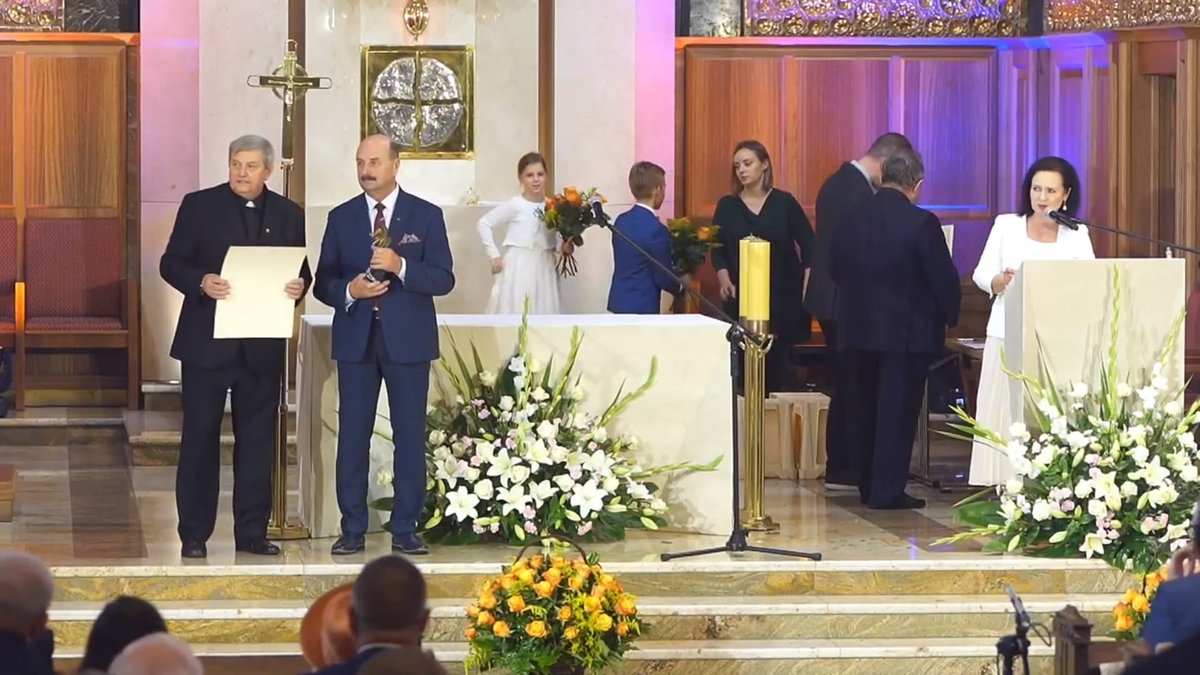 WRolnikow's tweet photo. Podczas uroczystej gali @targikatolickie, która odbyła się 25 września w Katedrze Polowej Wojska Polskiego w Warszawie, Nagrodę FENIKS 2021 dla Wydawnictwa Duszpasterstwa Rolników za publikację "Kalendarz Rolników" odebrał ks. dyr. Łukasz Grabiasz.
@EpiskopatNews @DiecWloclawek https://t.co/wfww9SCHYP