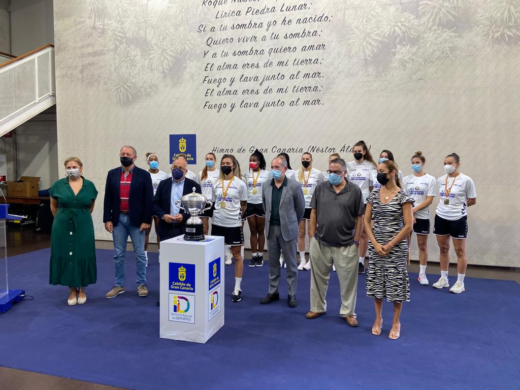 cvjavolimpico_'s tweet photo. ☝️ Estamos en Casa Palacio del @GranCanariaCab con la #SupercopaVB @iberdrola😀
Gracias al Presidente, @AMoralesGC y al Consejero de Deportes, @pacocast_ortiz, por el recibimiento ☺️ https://t.co/OXMFbVG4dN