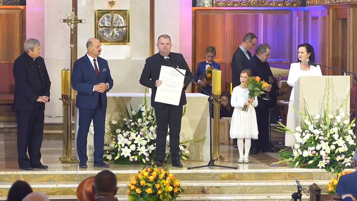 WRolnikow's tweet photo. Podczas uroczystej gali @targikatolickie, która odbyła się 25 września w Katedrze Polowej Wojska Polskiego w Warszawie, Nagrodę FENIKS 2021 dla Wydawnictwa Duszpasterstwa Rolników za publikację "Kalendarz Rolników" odebrał ks. dyr. Łukasz Grabiasz.
@EpiskopatNews @DiecWloclawek https://t.co/wfww9SCHYP