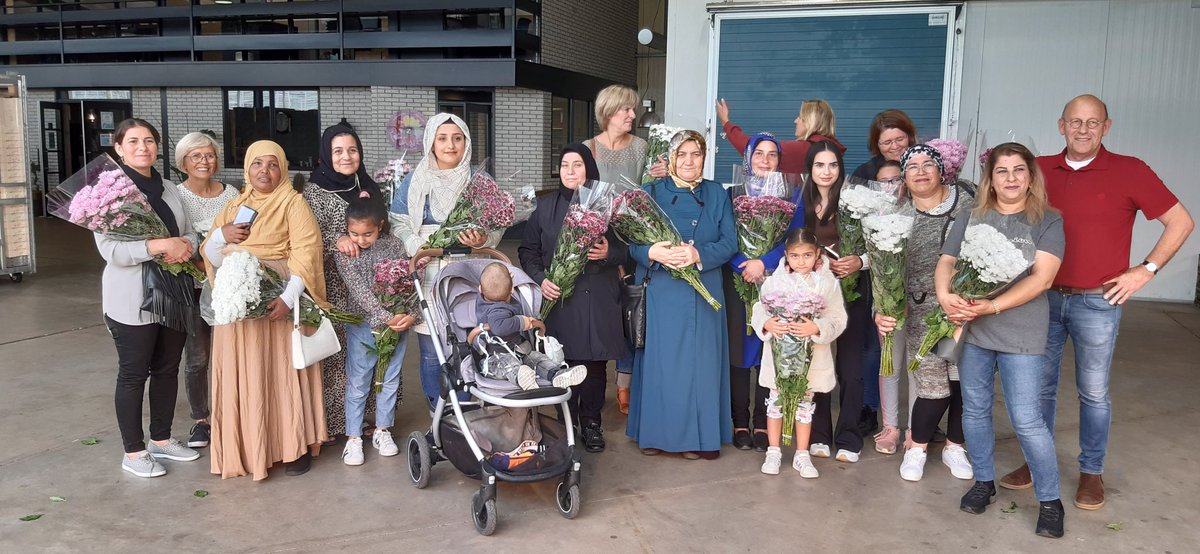 In het kader van de 'Week van het Nationaal Park Hollandse Duinen' heeft Westland Horti Tours op 25 september een rondleiding verzorgd bij Leen Middelburg Chrysanten. De deelnemers gingen na afloop met een mooie bos chrysanten naar huis. De volgende rondleiding is op za 2 oktober