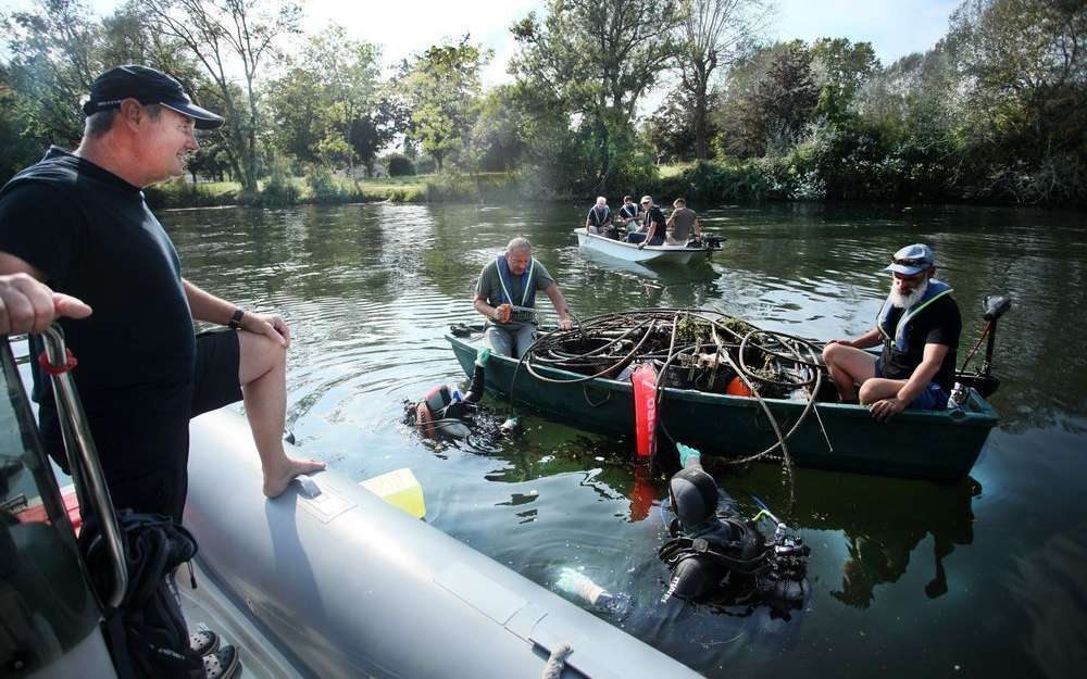 Renojoub's tweet photo. Ménage d’automne: c'est fou tout ce que les plongeurs ont pu sortir de la Charente https://t.co/UGSCvLvbTs https://t.co/HMAgpsHj0M
