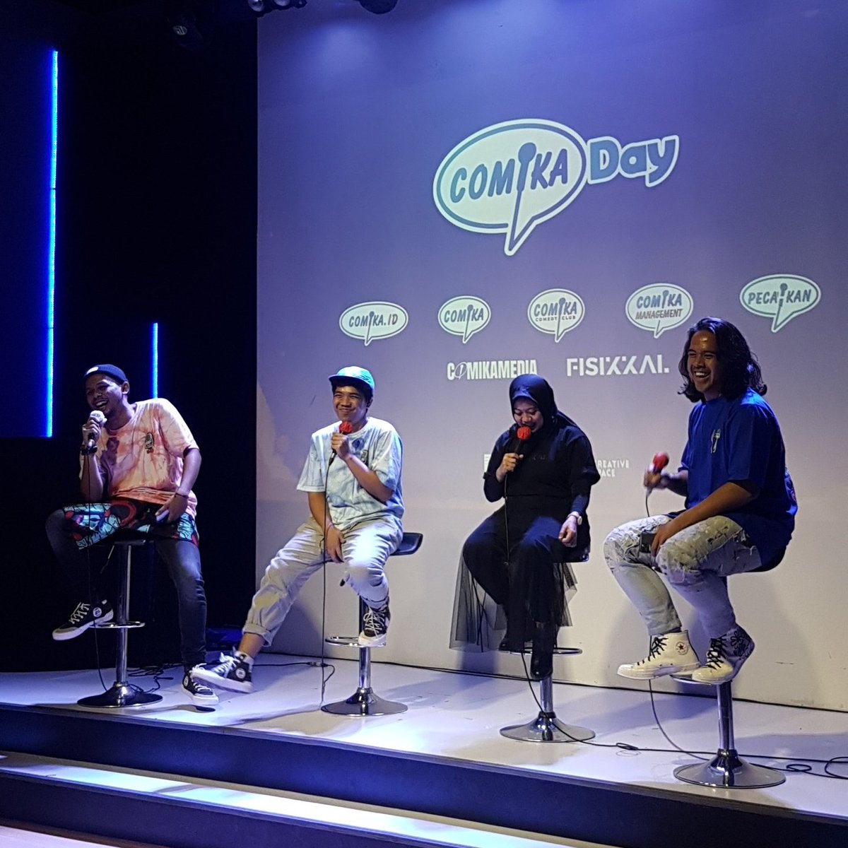 ulwanfakhri's tweet photo. Fisikkal
Fi. Fisiknya.
Kal. Kaluarga kita semua wkwkwk
@rin_hermana @arif_brata @MusdalifahBasri #ComikaDay
Live di sini: https://t.co/jHCL54Pn4D https://t.co/w5OGuhKpjH