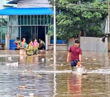 Floodwaters have been inundating residents in low-lying districts in #Myawaddy, Karen State, near the Burma-Thailand border, since September 26. #FreezePaymentsToJunta #Sep27Coup   #WhatsHappeningInMyanmar