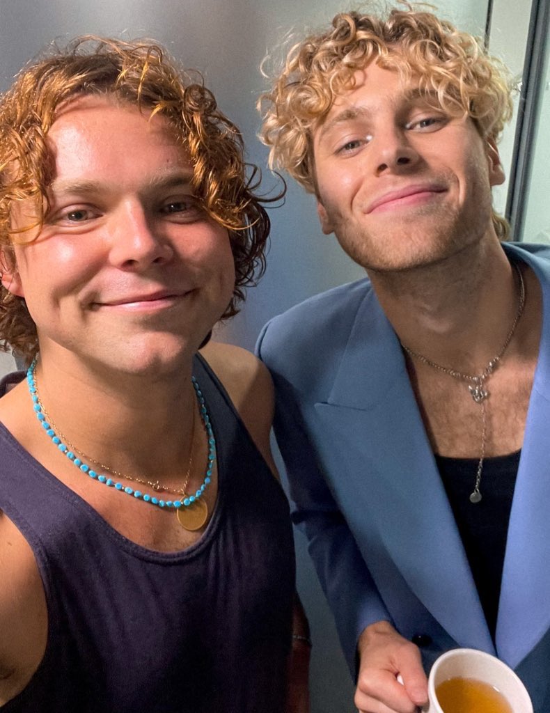 babybluedanella's tweet photo. 5SOS stans are so sensitive, i could just- https://t.co/ZHbiTAp3x2