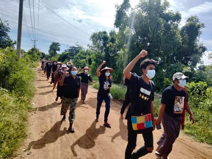Residents from Yinmarbin &amp; Salingyi banded together to launch a rebellion to commemorate KoPhoChan's 6-month martyrdom &amp; 30th birthday. #FreezePaymentsToJunta #Sep27Coup   #WhatsHappeningInMyanmar