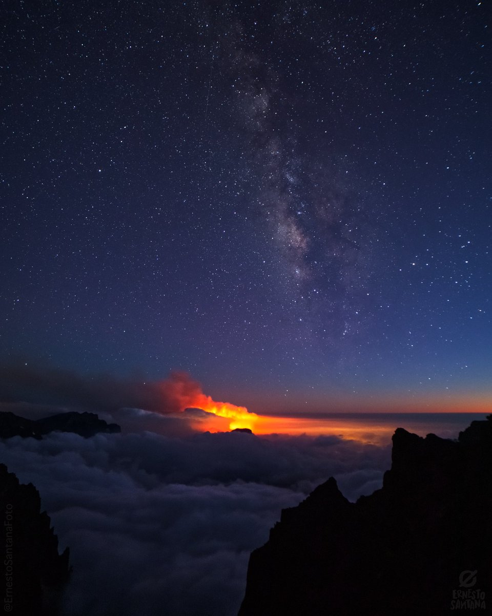 La Vía Láctea desde el Roque de Los Muchachos el atardecer del día 25 con el brillo del volcán de La Palma bajo el mar de nubes.

#LaPalma #VolcanLaPalma