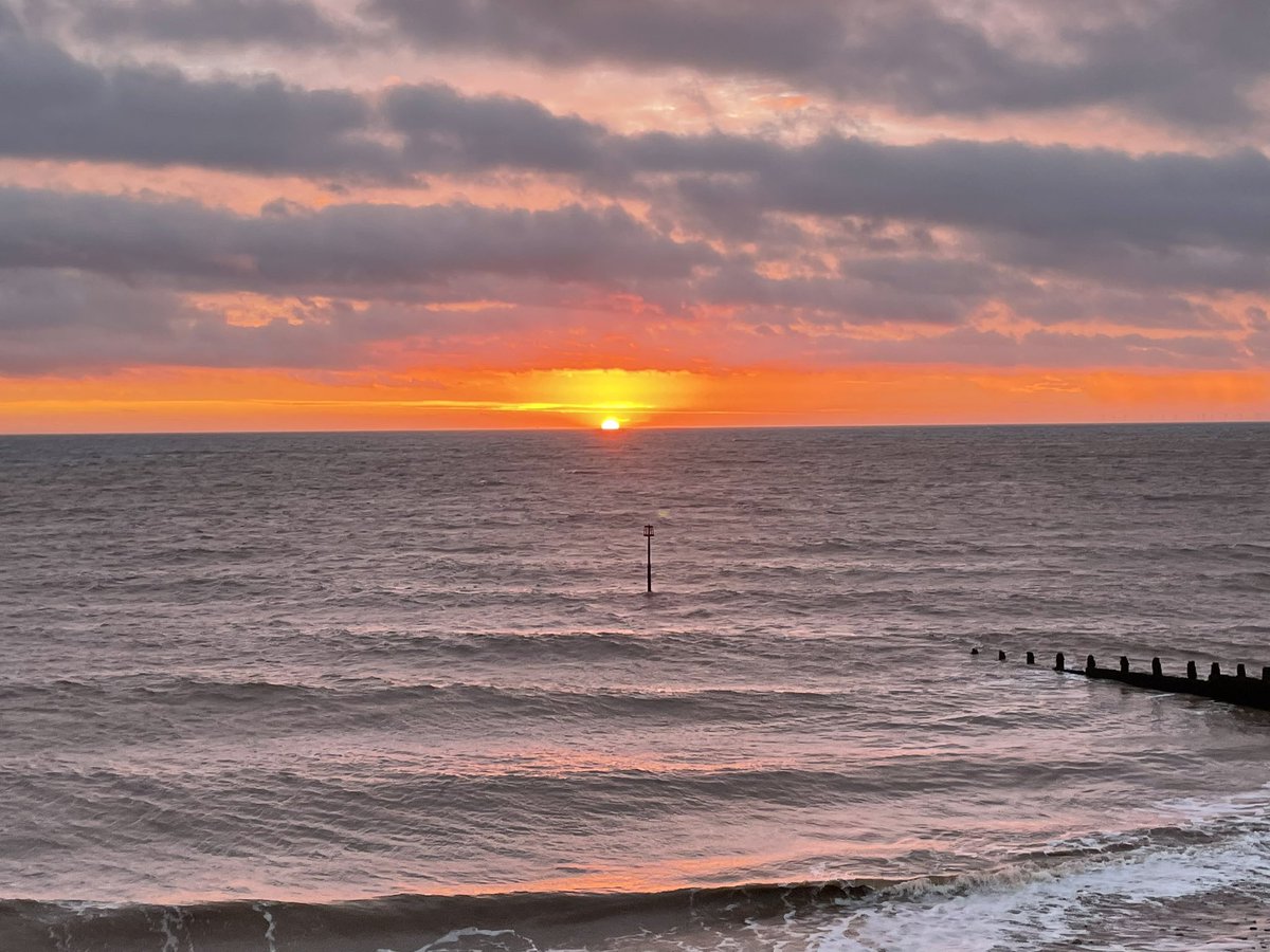 eldawsonnn's tweet photo. Wouldn’t believe this was taken this morning with all the rain we’re having today🌧 @BBCLookNorth @Hudsonweather @peter_levy #sunrise #MondayMorning https://t.co/IbPXAVXwGU
