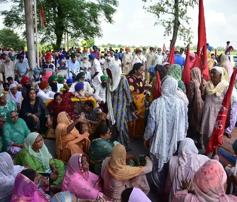 SarvjitManuke's tweet photo. #FarmersProtest
#kisanmajdoorektazindabad
#punjabprotest
#kisansangarsh
#aapparty
#AAPPunjab
#AamAadmiParty
#ArvindKejriwal
#punjab
#sarvjitkaurmanuke https://t.co/QlFB51CC4h