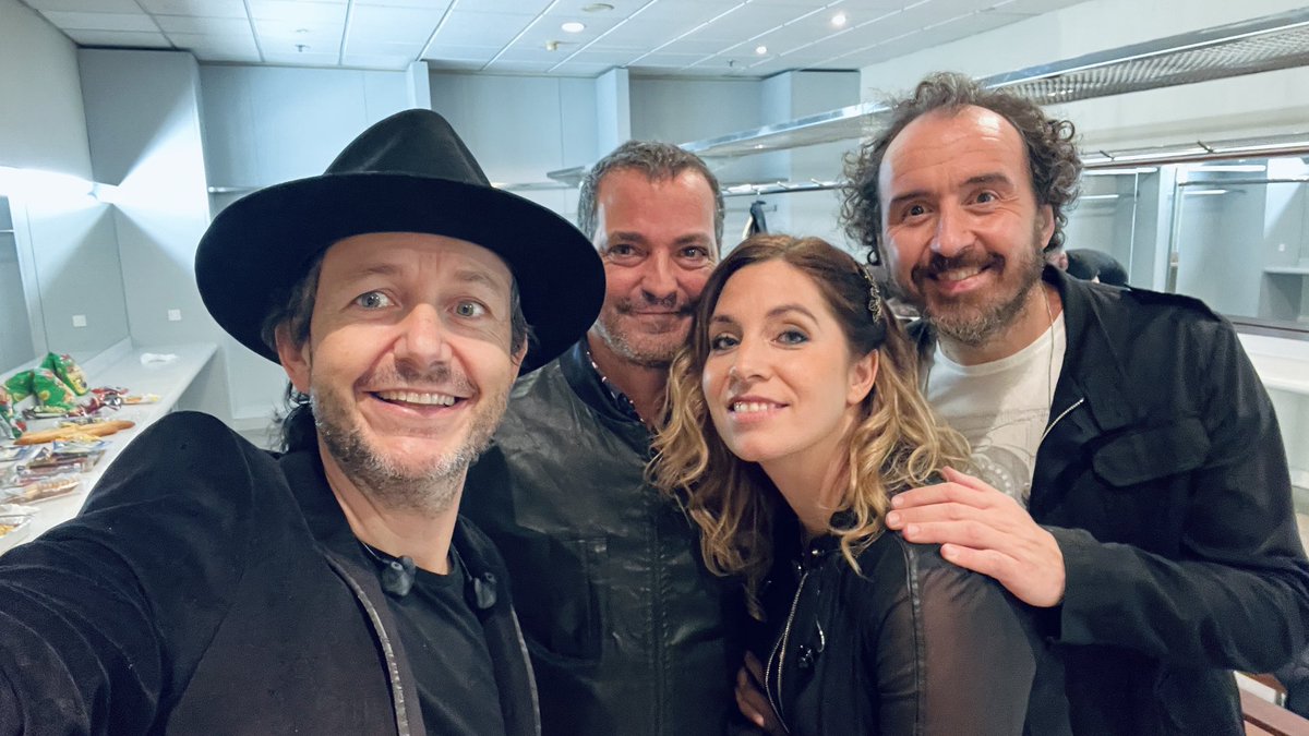 Ayer, apenas dos minutos antes de salir al escenario en Zaragoza. Fue una noche absolutamente perfecta. Gracias, muchísimas gracias a todos los que vinisteis.