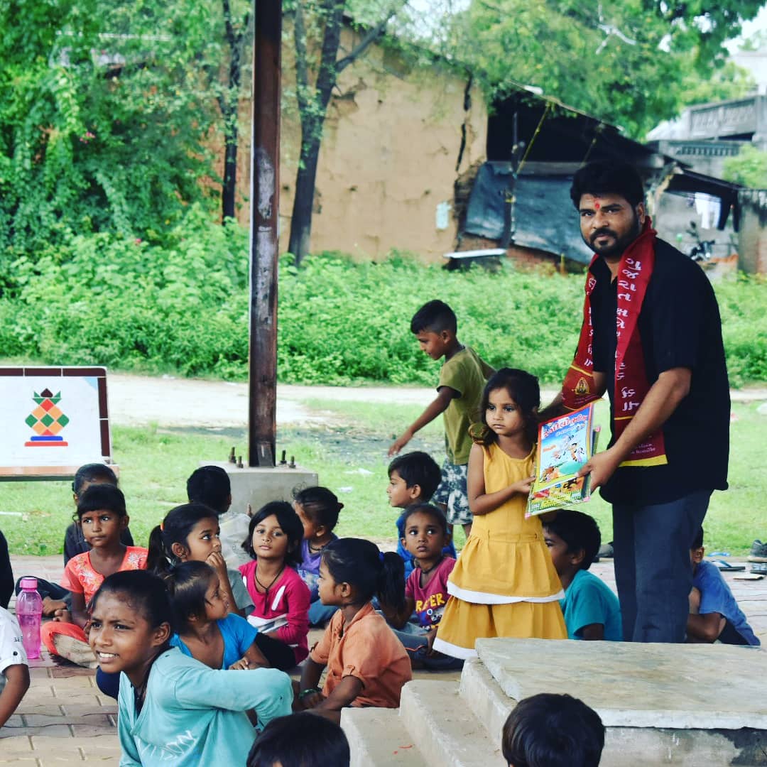 90Prakashthakor's tweet photo. #Education_First 
દહેગામ તાલુકા ના સદલપુર ગામ ખાતે ફ્રી ટયુશન ક્લાસીસ ચલાવતા #શ્રીઅરવિંદસિંહઠાકોર ની અમદાવાદ જિલ્લા પ્રમુખ #શ્રી_અનિલજી ઠાકોરે મુલાકાત લીધી સાથે સમાજ ના બાળકો શિક્ષણ માં આગળ વધે તે હેતુ થી શિક્ષણ માટે #બોર્ડ #ડસ્ટર #સ્લેટ #પેન સાથે #ચોપડા વિતરણ કરવામાં આવ્યું https://t.co/N5z3sBRjlo