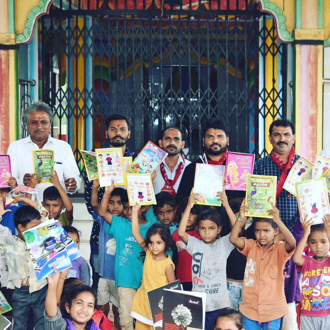 90Prakashthakor's tweet photo. #Education_First 
દહેગામ તાલુકા ના સદલપુર ગામ ખાતે ફ્રી ટયુશન ક્લાસીસ ચલાવતા #શ્રીઅરવિંદસિંહઠાકોર ની અમદાવાદ જિલ્લા પ્રમુખ #શ્રી_અનિલજી ઠાકોરે મુલાકાત લીધી સાથે સમાજ ના બાળકો શિક્ષણ માં આગળ વધે તે હેતુ થી શિક્ષણ માટે #બોર્ડ #ડસ્ટર #સ્લેટ #પેન સાથે #ચોપડા વિતરણ કરવામાં આવ્યું https://t.co/N5z3sBRjlo