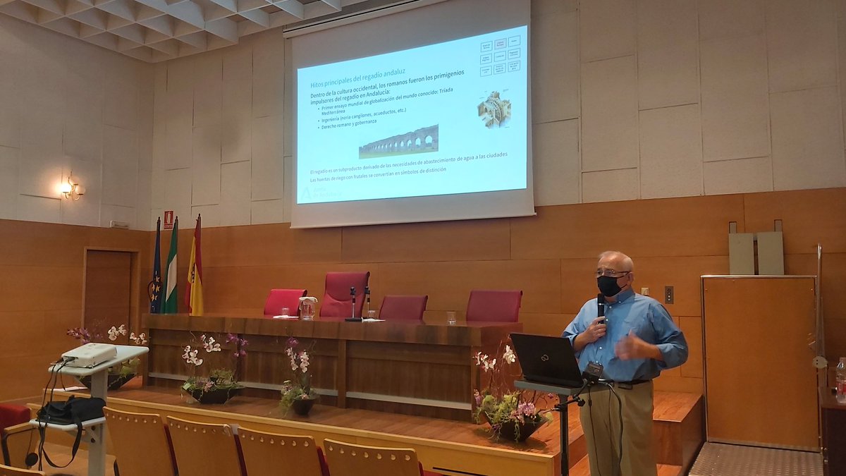 riegosostenible's tweet photo. #RafaelCuevas @AgriculturAnd nos habla del pasado, presente y futuro del #regadio en #Andalucia en el #CSER Curso Superior de Especialización en #Regadío de @IfapaJunta @AgriculturAnd. Organiza @riegosostenible #CentroIFAPAAlamedadelObispo https://t.co/b9AWxlE49z