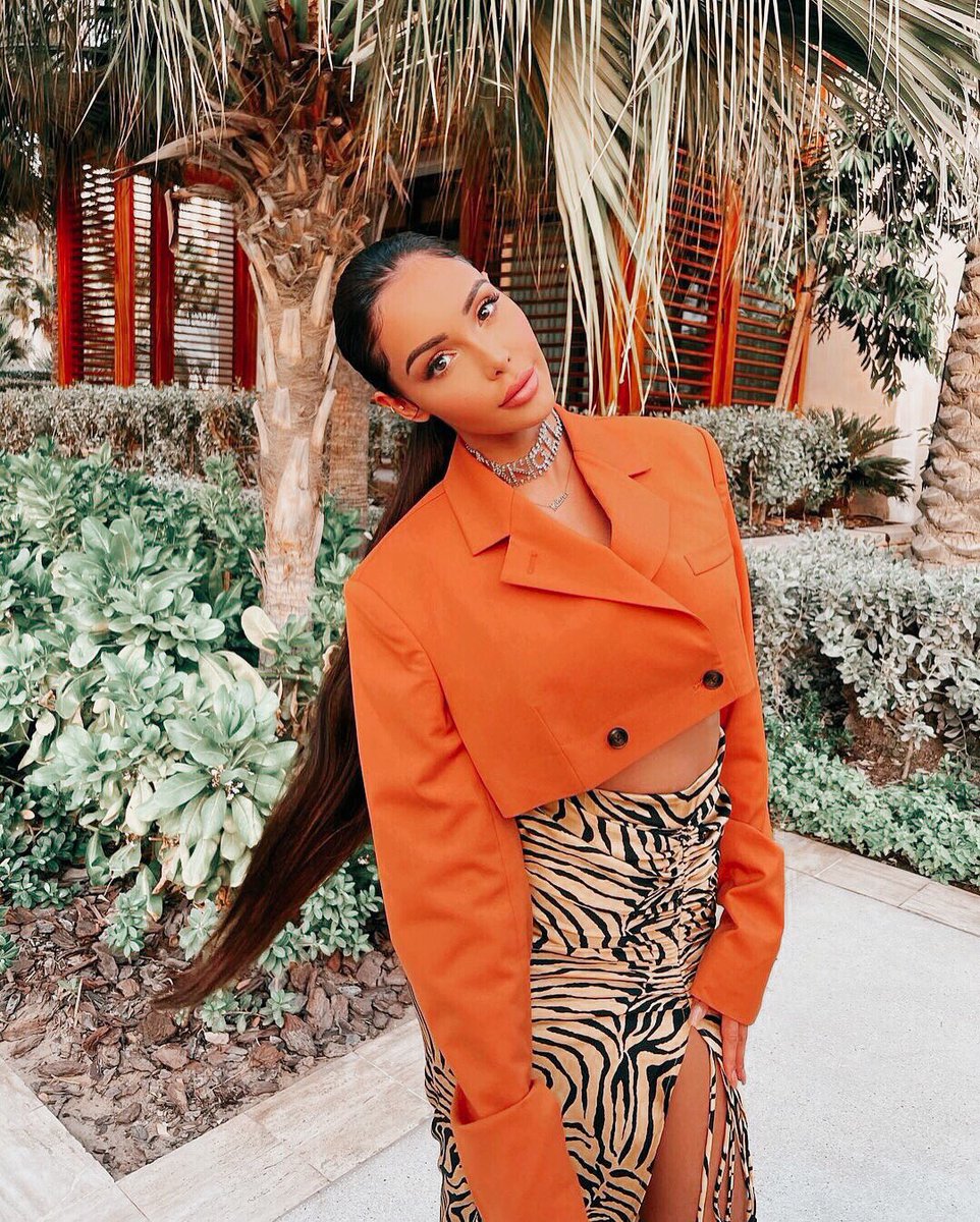nabillasource1's tweet photo. Nabilla aurait son shooting pour sa propre marque @Nabilla #nabillabeauty 💄 https://t.co/tsbqYHp3wP