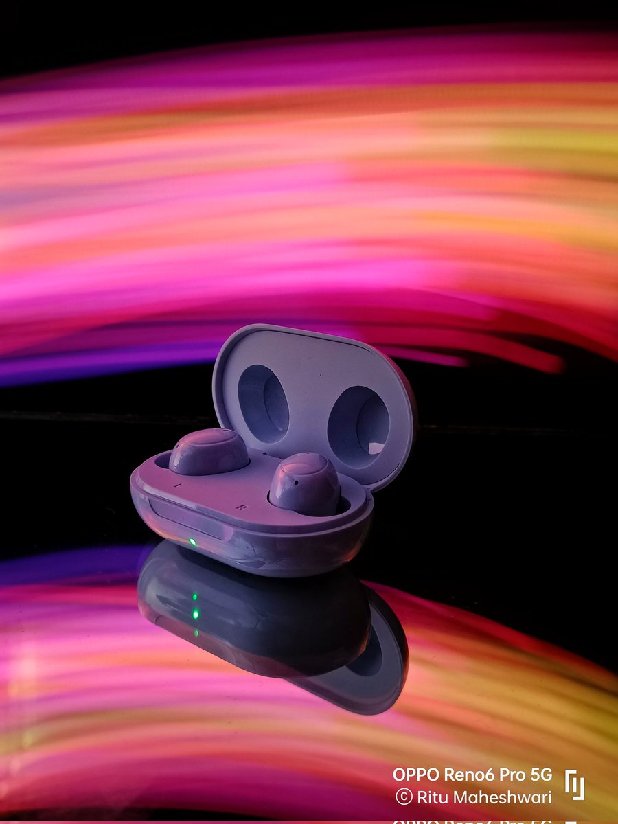 spreadingsmilee's tweet photo. instead of fiddling with ear buds you have to activate, #OPPOEncoBuds can automatically turn themselves on by simply opening the charging case !! #bestinclassearbuds https://t.co/2FJtRAj31C