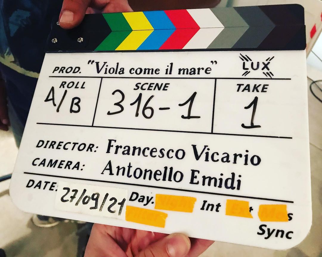 Primo ciak per #ViolaComeIlMare, la nuovissima produzione #LuxVide, ispirata al romanzo "Conosci l'estate?" di Simona Stanzini. Viola, la protagonista, è una giornalista romana che per motivi professionali si è dovuta trasferire a Palermo. 
Nel cast #CanYaman e #FrancescaChillemi