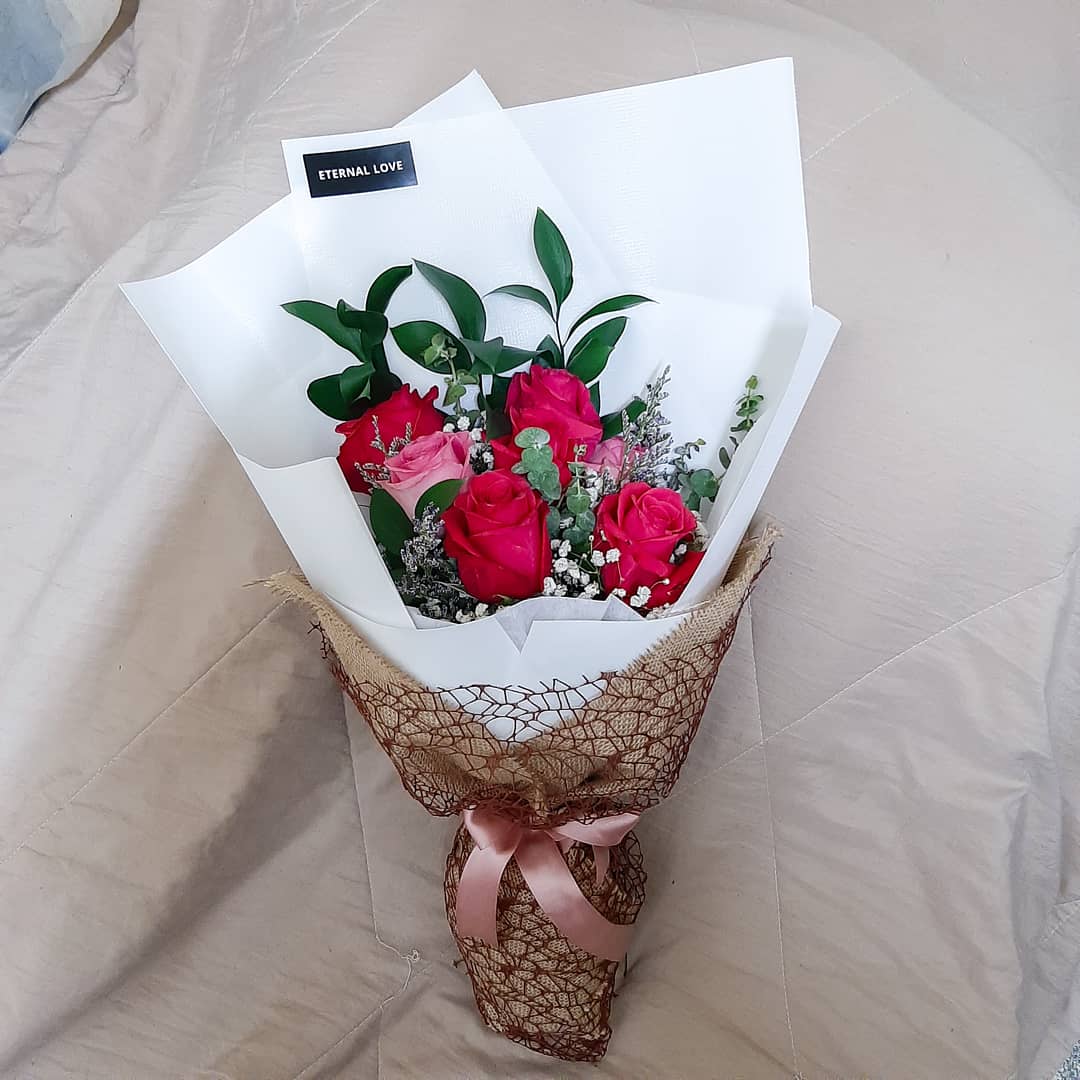 1 day 1 flower : DAY 4

And today kami nak share bunga yang paling ramai orang suka. 

Its Roses time! 🌹💐🥳

#RoseBouquetMalaysia #FreshFlowerBouquetMalaysia #aestheticgift #giftideas #Rose #Bouquet #Flower #FlowerBouquetMurahMalaysia #KLFlorist #SelangorFlorist #TheEternalLove