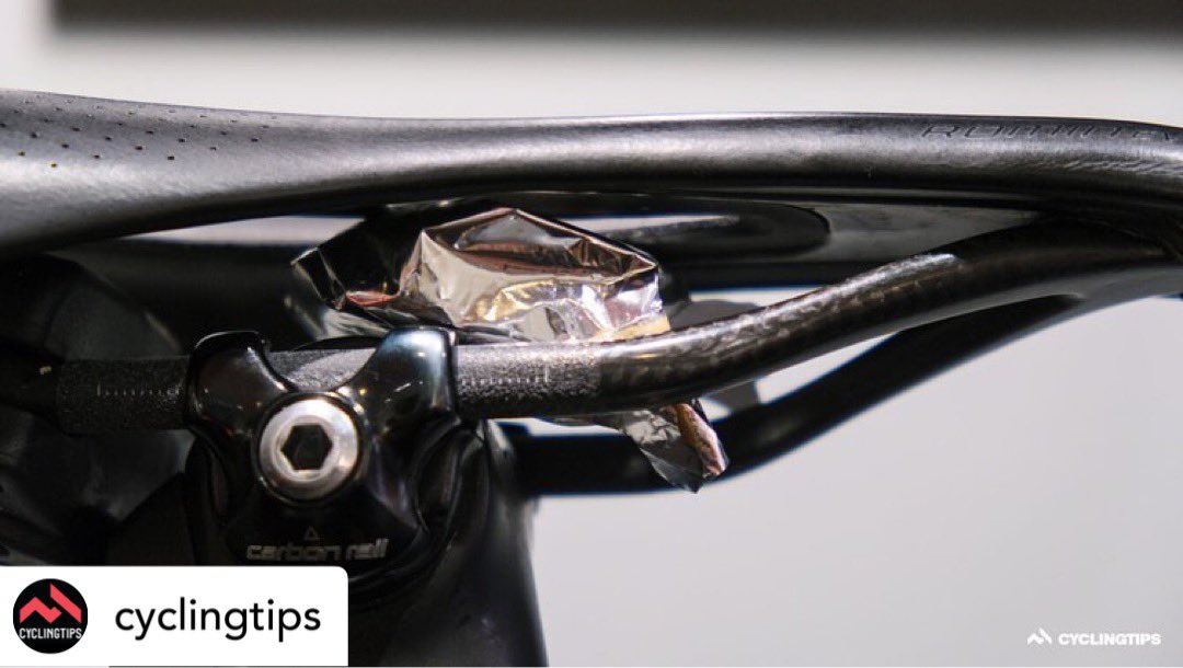 El campeón del mundo tiene tiempo para guardar un envoltorio bajo el sillín, durante la disputa de la carrera. En una marcha cicloturista podemos hasta doblarlo y guardarlo por tipo de material y color.