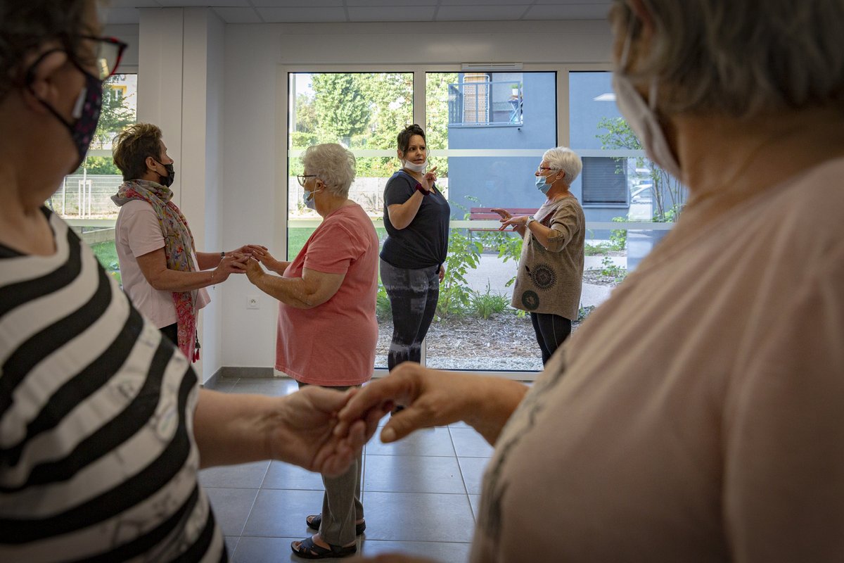 LMHabitat's tweet photo. Un atelier de danse Zumba adapté aux #seniors ! C'était jeudi dernier pour les locataires de Plaisance à Décines. Les résidences Vill'Age de @LMHabitat ne manquent pas d'idées pour développer le lien social et prévenir la perte d'autonomie #habitatinclusif #logementsocial https://t.co/20xFHahY2u