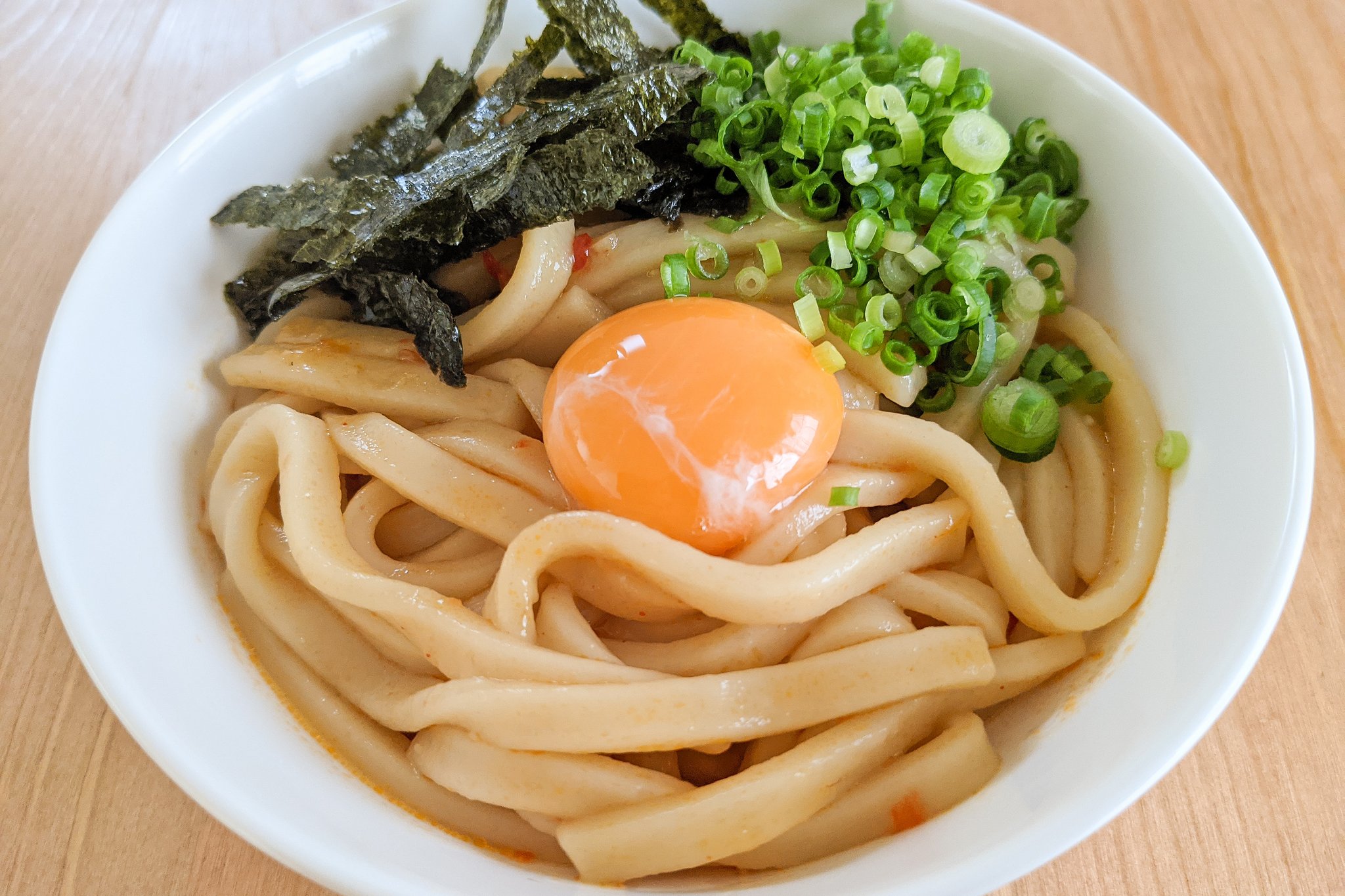 ハマごはん【お手軽レシピ】 on X: 【ポン酢で激ウマ冷やし油うどん】 ①うどんを茹で、冷水で冷やして水気をきる ②うどんにポン酢、ごま油、豆板醤、にんにくを混ぜる  ③ネギ、のり、卵黄をのせて完成 程よい酸味とピリ辛の味付けで箸が進む一品です！ 是非お試し ...