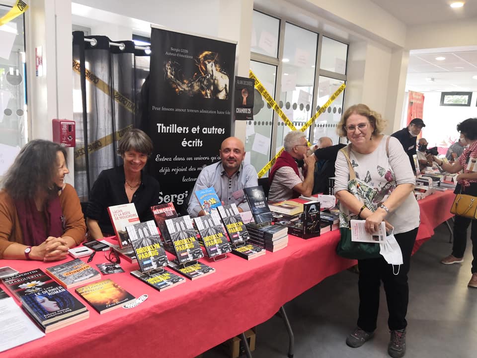 Qrisimon's tweet photo. Chacun de mes livres a sa vie propre. ce #weekend les livres les plus demandés : #BrooklynParadis #RoadMoviePourUnProscrit et #MeurtresFrites #Longperrier #salondulivre #polar #thriller https://t.co/9XMX4zy7te