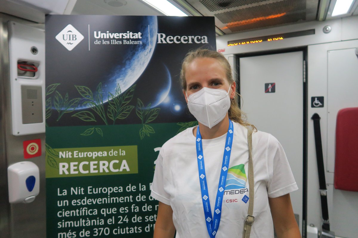IMEDEA_UIB_CSIC's tweet photo. En las 'Microxerrades al tren' 🚈con motivo de la #NitRecerca2021, @MBarceloSerra @fishecology_ @IMEDEA_UIB_CSIC nos habló de la vida secreta de los peces a través de sus genes 🐟🧬
🔗https://t.co/TnLce9OnWo
#NitInvestigacióIB #Green9Night #EuropeanResearchersNight #NIGHTspain https://t.co/SXYkUt977P