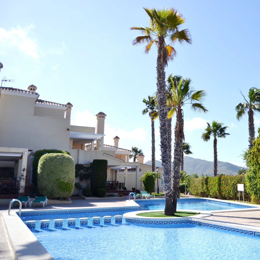 montemaresgolf's tweet photo. Los apartamentos en alquiler de nuestra urbanización La Colina están muy bien situados, a poca distancia a pie del centro de tenis, el bar y los restaurantes. Además, cuentan con una piscina comunitaria y amplios jardines. #LaMangaClub https://t.co/6HC2VZL0YS