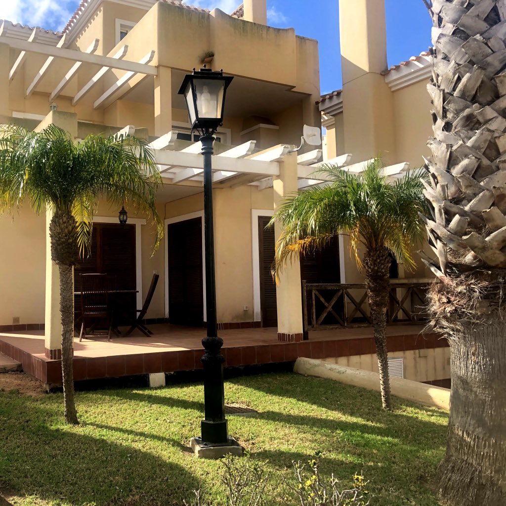 montemaresgolf's tweet photo. Los apartamentos en alquiler de nuestra urbanización La Colina están muy bien situados, a poca distancia a pie del centro de tenis, el bar y los restaurantes. Además, cuentan con una piscina comunitaria y amplios jardines. #LaMangaClub https://t.co/6HC2VZL0YS