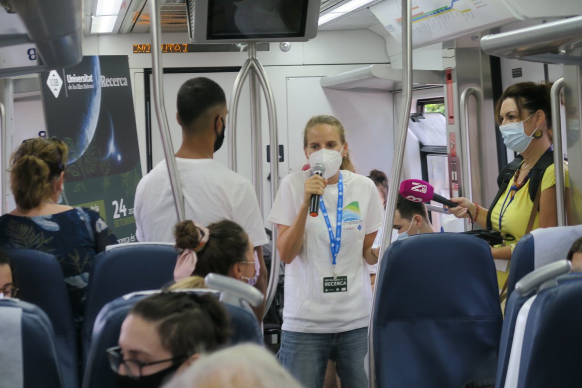 IMEDEA_UIB_CSIC's tweet photo. En las 'Microxerrades al tren' 🚈con motivo de la #NitRecerca2021, @MBarceloSerra @fishecology_ @IMEDEA_UIB_CSIC nos habló de la vida secreta de los peces a través de sus genes 🐟🧬
🔗https://t.co/TnLce9OnWo
#NitInvestigacióIB #Green9Night #EuropeanResearchersNight #NIGHTspain https://t.co/SXYkUt977P