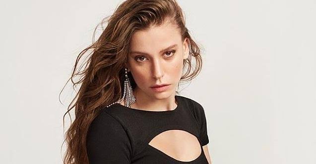 serenayssdan's tweet photo. Tüm markaları peşinden koşturan Serenay Sarıkaya, 7 milyon TL karşılığında Akbank’ın yüzü oldu!
Son yılların popüler oyuncusu Serenay Sarıkaya ile anlaştı. İddialara göre 7 milyon TL karşılığında Akbank’ın yüzü olan Sarıkaya, iki farklı reklam filmiyle ekranlarda olacak. https://t.co/JzDPMl9bsh
