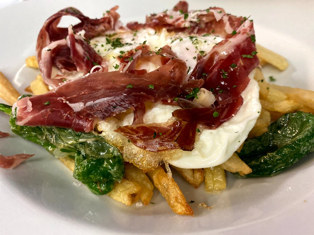Nuestro menú semanal ya se viste de otoño con este clásico. Huevos rotos con padrones y jamón ibérico👍 Reserva en nuestra web