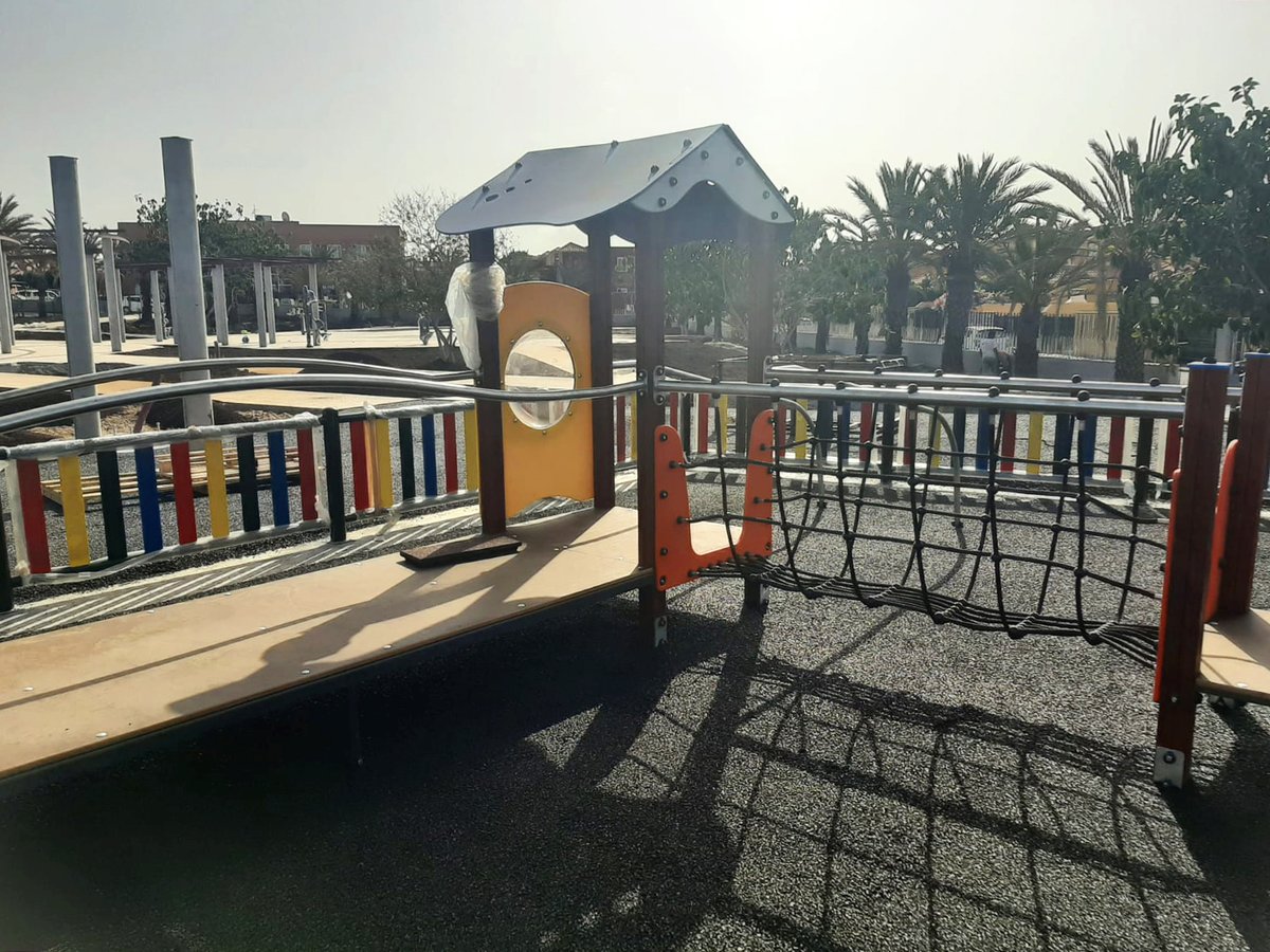 En #CanariasAventurero seguimos avanzando en nuestro gran proyecto para el parque de Las Rosas en Las Galletas, Tenerife. ¡Pronto podremos enseñar los magníficos resultados de esta gran obra! 🏋️‍♀️

➡️ Visita nuestra web aventurerocanarias.com #Calistenia #Rocodromo #Deporte #Obra