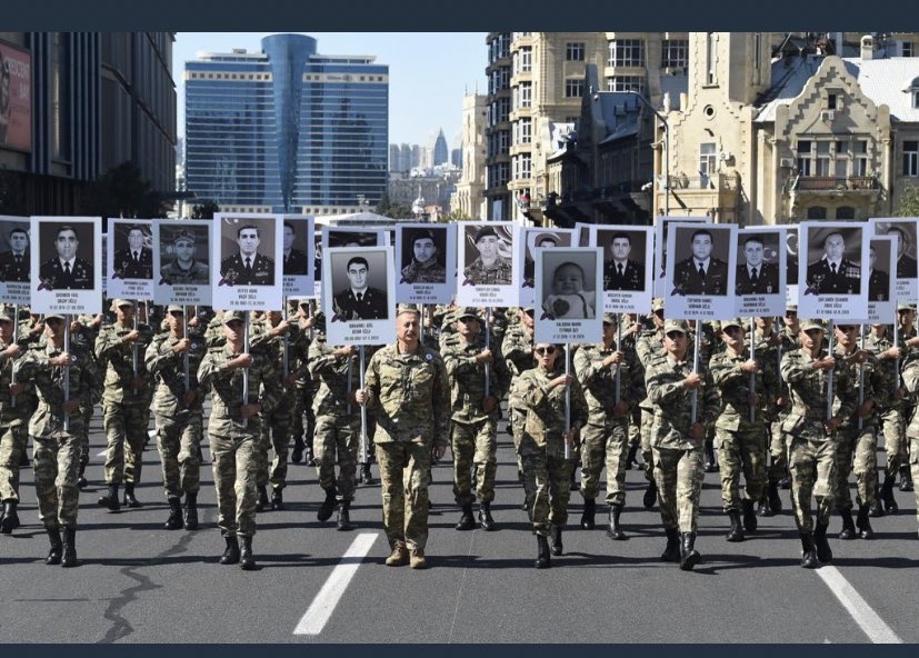_zeyneb98's tweet photo. 27 sentyabr balacasından böyüyünə birlik olduğumuz,hər qarış torpaq alıdığında sevindiyimiz,şəhid xəbəri gəldiyində üzüldüyümüz, qələbə sevincini yaşayacağımız tarixin başlanğıcı oldu.Allah bizə bu qələbə sevincini yaşdan bütün şəhidlərimizə rəhmət eləsin🤲🏼  
#27sentyabranımgünü https://t.co/x19fd0cZAw