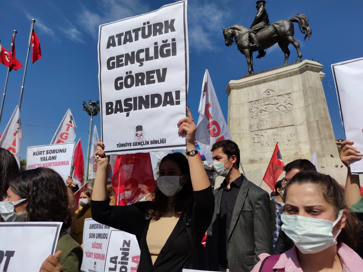 Mehmetçiğimiz ABD’nin binlerce tır silah verdiği PKK’yı mahvetti. Diyarbakır Anneleri sizin sonunuz oldu.

Bittiniz, mahvoldunuz. Beyaz bayrak çekeceksiniz ya da son kişiye kadar tükeneceksiniz. Bırakın elinizdeki silahları devletinize ve milletinize teslim olun!