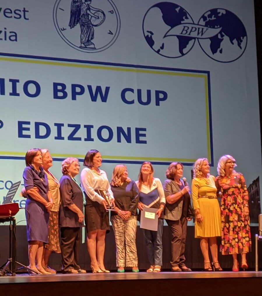 🏆Los Premios BPW Cup <a href="/BPW_Europe/">BPW Europe</a> se entregaron este fin de semana en la localidad italiana de La Spezia. 
Andrea Bonell recogió su galardón en reconocimiento a su labor como responsable de los Comités Young de evap-BPW Valencia y <a href="/BpwSpain/">BPW Spain</a> 
¡Enhorabuena!👏