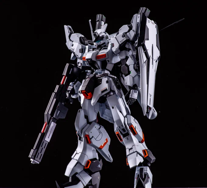 #白いガンプラの極み
白は他の色の影響を受けやすい難しい色
もっと練習しないと😅 