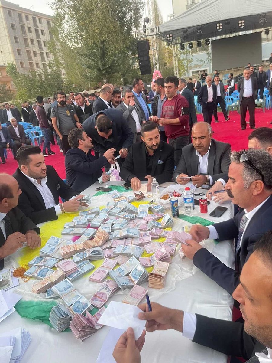 Van’da yapılan bir aşiret düğününde damada 2.000.000’tl geline ise 1.5 kg altın takıldı