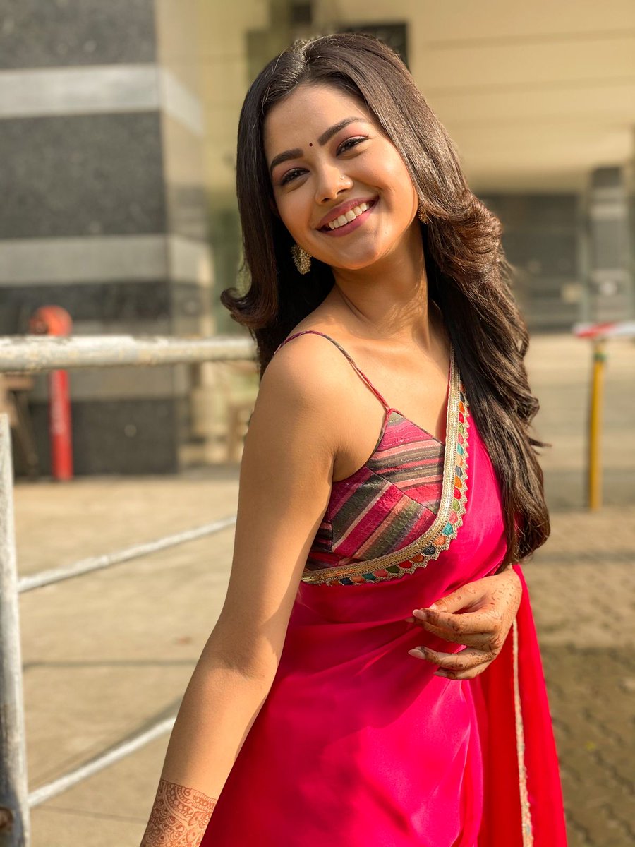 iwmbuzz's tweet photo. Molkki star #priyalmahajan is looking like a sight to behold in these freshly clicked pictures in the red saree! 😍

#PriyalMahajan https://t.co/fODfkupPlx