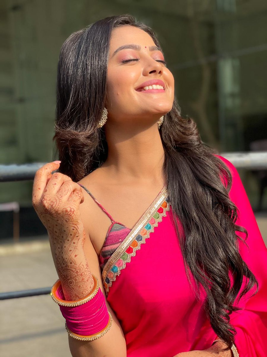 iwmbuzz's tweet photo. Molkki star #priyalmahajan is looking like a sight to behold in these freshly clicked pictures in the red saree! 😍

#PriyalMahajan https://t.co/fODfkupPlx