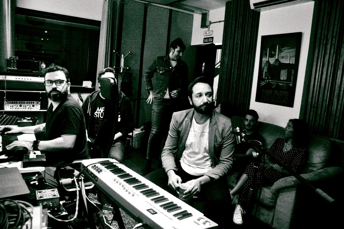 Janetheplanett's tweet photo. Ayer grabando la base rítmica del nuevo disco de @Lituseando . Un lujo grabar con estos musicazos.
@OestdeFranc #chiole @sasharuso
📷 Yo https://t.co/F9C2yNPfIF