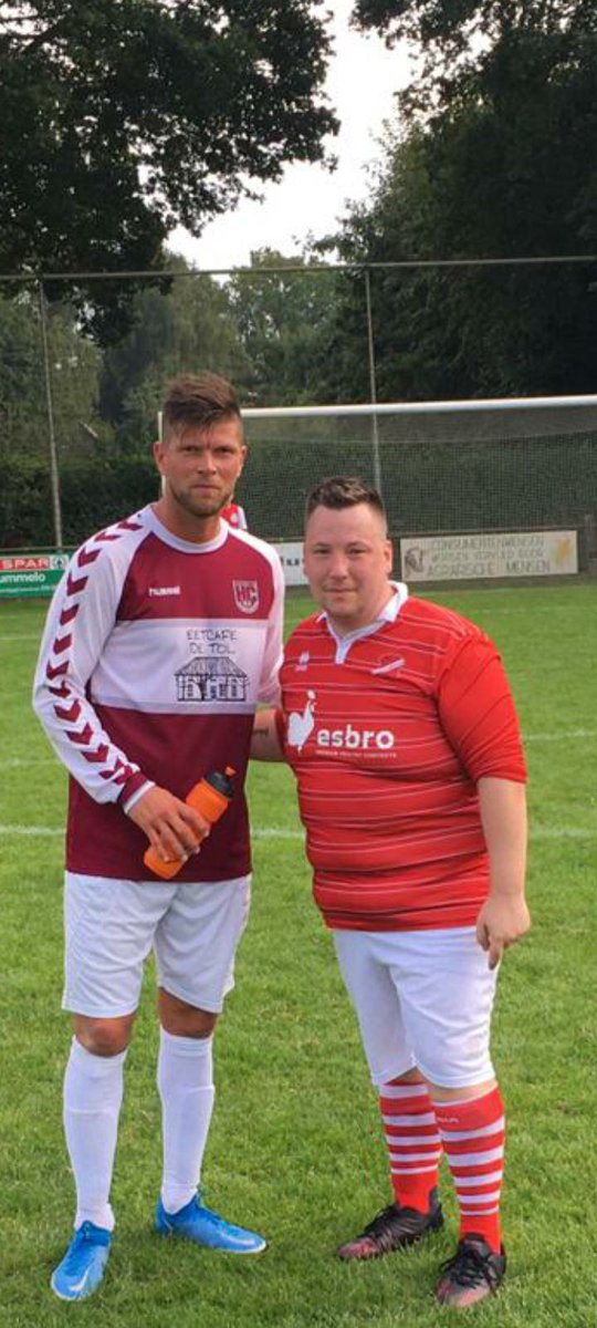 ConcordiaWehl's tweet photo. Prachtig dat @KJ_Huntelaar zijn rentree binnen de lijnen maakte tegen @ConcordiaWehl 10! 
Gezien de 3-1 uitslag bleef een afslachting het Wehlse team van trotse sponsor #Esbro bespaard. 
Speler Barry Boerboom was haantje de voorste om met de spits van formaat op de foto te gaan. https://t.co/4XPPKaXW2V
