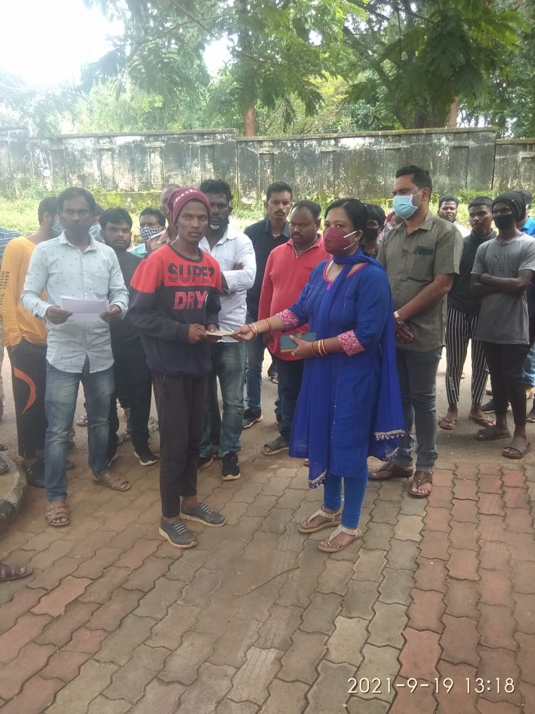TSemiliguda's tweet photo. Compensation of Rs.15000/- from the Red Cross being provided to the next of kin of the deceased person who was killed in a road accident that took place in kharaguda village, Semliguda Tahsil https://t.co/L8xyEiD11v