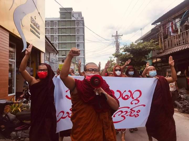 The Sangha Union Strike came to Mandalay's streets to oppose the homicidal dictatorship. #FreezePaymentsToJunta #Sep27Coup   #WhatsHappeningInMyanmar